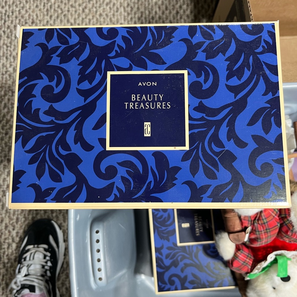 Avon Beauty Treasures Box - Picture 4 of 4